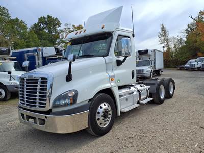 Freightliner Cascadia 125 Day Cab Truck - 455HP, 10 Speed Manual