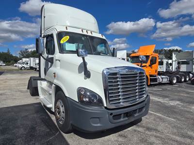 Freightliner Cascadia 125 Single Axle Day Cab Truck - 400HP, 10 Speed Manual