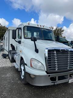 Freightliner Cascadia 125 Day Cab Truck - 450HP, 12 Speed Automatic