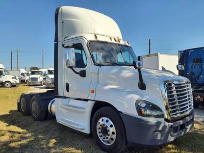 Freightliner Cascadia 125 Day Cab Truck - 455HP, 10 Speed Manual