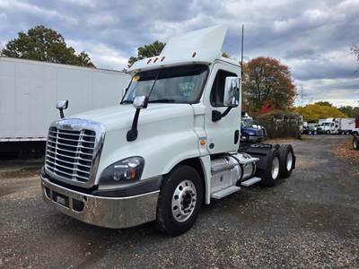 Freightliner Cascadia 125 Day Cab Truck - 455HP, 10 Speed Manual