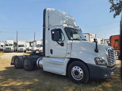 Freightliner Cascadia 125 Day Cab Truck - 455HP, 10 Speed Manual