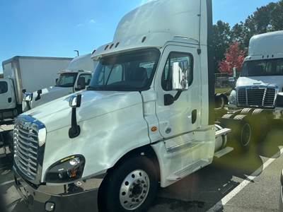 Freightliner Cascadia 125 Day Cab Truck - 455HP, 12 Speed Automatic
