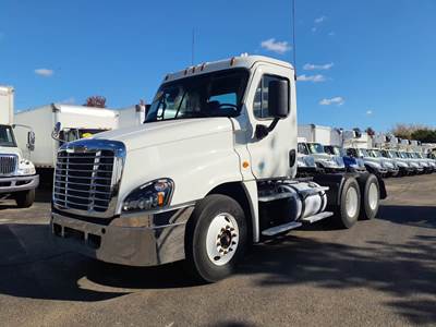 Freightliner Cascadia 125 Day Cab Truck - 455HP, 12 Speed Automatic