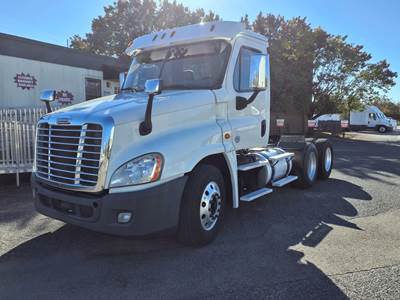 Freightliner Cascadia 125 Day Cab Truck - 475HP, 10 Speed Manual