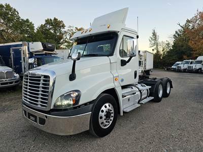 Freightliner Cascadia 125 Day Cab Truck - 455HP, 10 Speed Manual