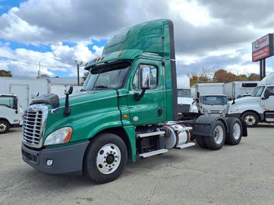 Freightliner Cascadia 125 Day Cab Truck - 450HP, 10 Speed Manual
