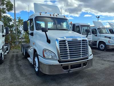 Freightliner Cascadia 125 Day Cab Truck - 450HP, 12 Speed Automatic