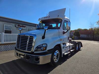 Freightliner Cascadia 125 Day Cab Truck - 455HP, 10 Speed Manual