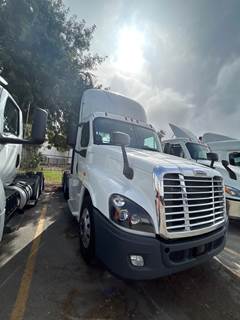 Freightliner Cascadia 125 Day Cab Truck - 455HP, 12 Speed Automatic