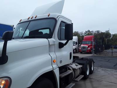 Freightliner Cascadia 125 Day Cab Truck - 450HP, 12 Speed Automatic