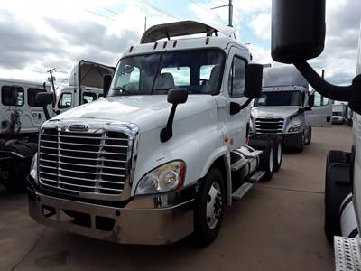 Freightliner Cascadia 125 Day Cab Truck - 450HP, 10 Speed Manual