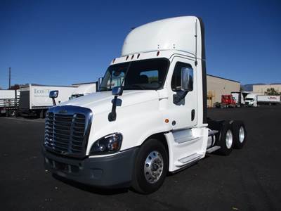 Freightliner Cascadia 125 Day Cab Truck - 455HP, 10 Speed Manual
