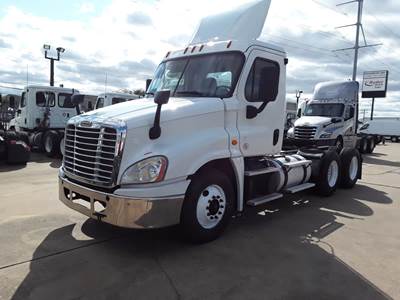 Freightliner Cascadia 125 Day Cab Truck - 450HP, 10 Speed Manual