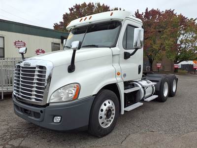 Freightliner Cascadia 125 Day Cab Truck - 475HP, 10 Speed Manual