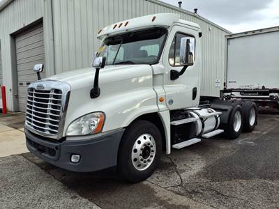 Freightliner Cascadia 125 Day Cab Truck - 475HP, 10 Speed Manual