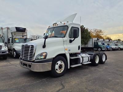 Freightliner Cascadia 125 Day Cab Truck - 455HP, 10 Speed Manual