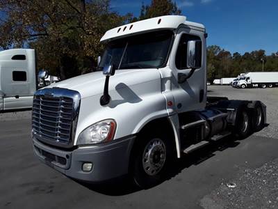 Freightliner Cascadia 125 Day Cab Truck - 475HP, 10 Speed Manual