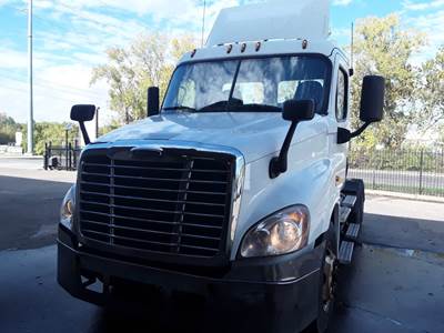 Freightliner Cascadia 125 Day Cab Truck - 450HP, 12 Speed Automatic