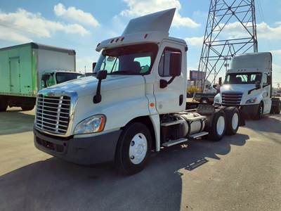 Freightliner Cascadia 125 Day Cab Truck - 455HP, 10 Speed Manual