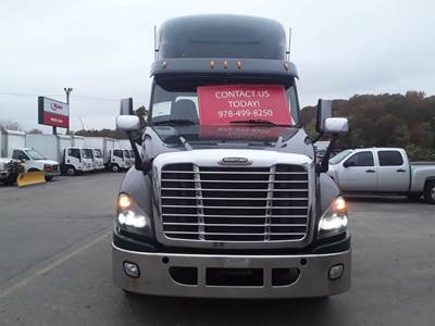 Freightliner Cascadia 125 Day Cab Truck - 435HP, 12 Speed Automatic