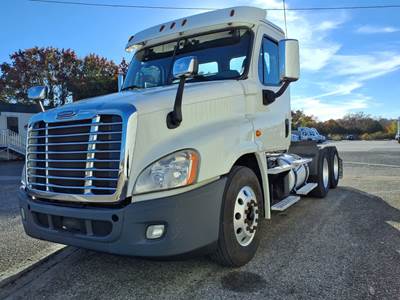 Freightliner Cascadia 125 Day Cab Truck - 475HP, 10 Speed Manual