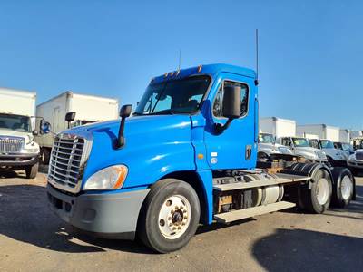 Freightliner Cascadia 125 Day Cab Truck - 455HP, 5 Speed Automatic