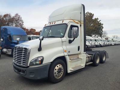 Freightliner Cascadia 125 Day Cab Truck - 400HP, 10 Speed Automatic