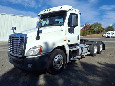 Freightliner Cascadia 125 Day Cab Truck - 475HP, 10 Speed Manual