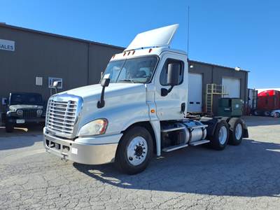 Freightliner Cascadia 125 Day Cab Truck - 450HP, 12 Speed Automatic