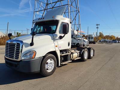 Freightliner Cascadia 125 Day Cab Truck - 455HP, 10 Speed Manual