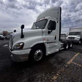 Freightliner Cascadia 125 Day Cab Truck - 455HP, 12 Speed Automatic