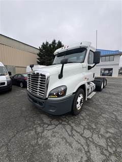 Freightliner Cascadia 125 Day Cab Truck - 435HP, 12 Speed Automatic