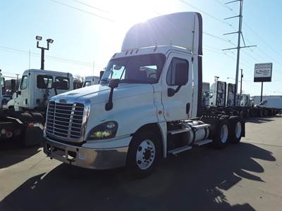 Freightliner Cascadia 125 Day Cab Truck - 450HP, 12 Speed Automatic