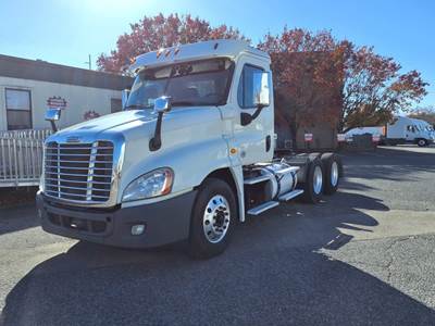Freightliner Cascadia 125 Day Cab Truck - 475HP, 10 Speed Manual