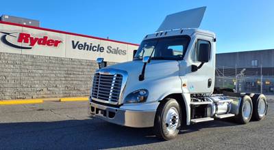 Freightliner Cascadia 125 Day Cab Truck - 450HP, 12 Speed Automatic