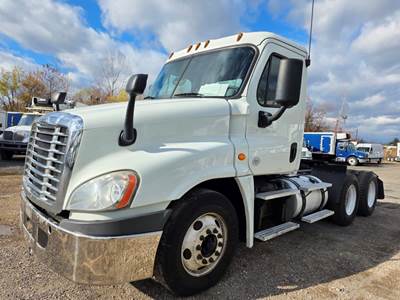 Freightliner Cascadia 125 Day Cab Truck - 455HP, 10 Speed Manual