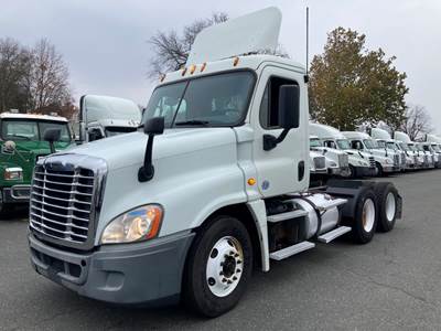 Freightliner Cascadia 125 Day Cab Truck - 450HP, 10 Speed Manual