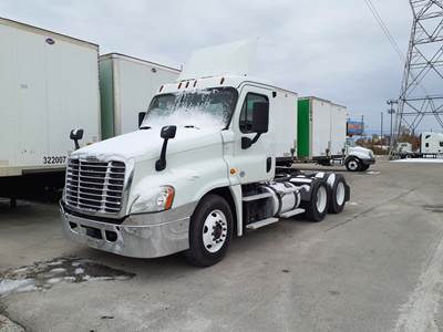 Freightliner Cascadia 125 Day Cab Truck - 450HP, 12 Speed Automatic