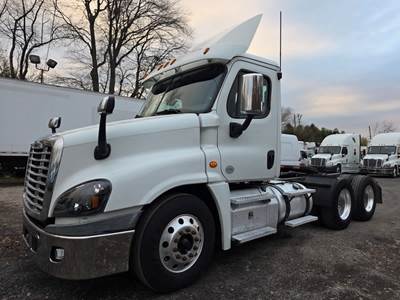 Freightliner Cascadia 125 Day Cab Truck - 455HP, 10 Speed Manual