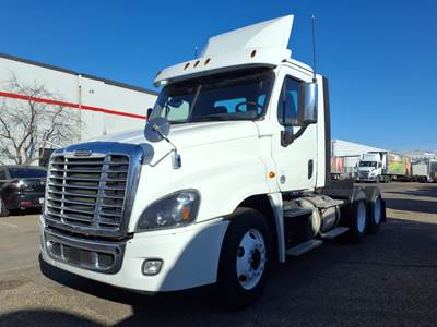Freightliner Cascadia 125 Day Cab Truck - 455HP, 12 Speed Automatic