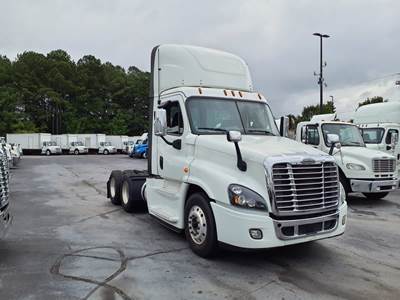 Freightliner Cascadia 125 Day Cab Truck - 455HP, 12 Speed Automatic