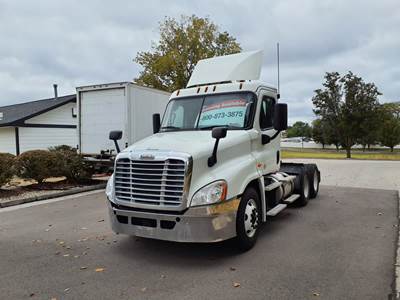 Freightliner Cascadia 125 Day Cab Truck - 450HP, 12 Speed Automatic