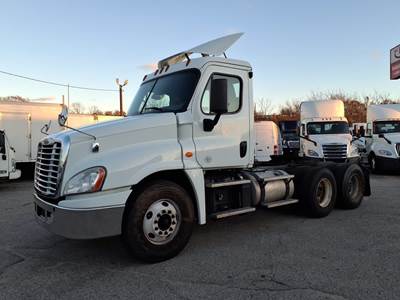 Freightliner Cascadia 125 Day Cab Truck - 475HP, 13 Speed Automatic