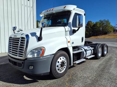 Freightliner Cascadia 125 Day Cab Truck - 475HP, 10 Speed Manual