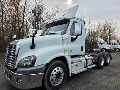 Freightliner Cascadia 125 Day Cab Truck - 455HP, 10 Speed Manual