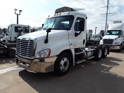 Freightliner Cascadia 125 Day Cab Truck - 450HP, 12 Speed Automatic