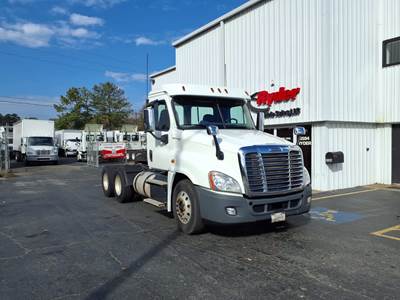 Freightliner Cascadia 125 Day Cab Truck - 475HP, 10 Speed Manual