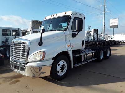 Freightliner Cascadia 125 Day Cab Truck - 450HP, 12 Speed Automatic