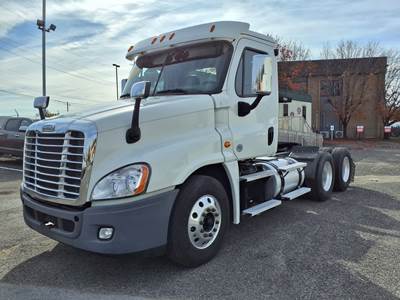 Freightliner Cascadia 125 Day Cab Truck - 475HP, 10 Speed Manual